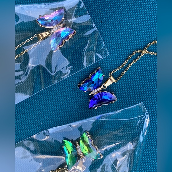 🦋NWT Beautiful Butterfly Crystal Necklaces’s-3 Pretty Colors-Sold Separately😊 - Picture 11 of 16
